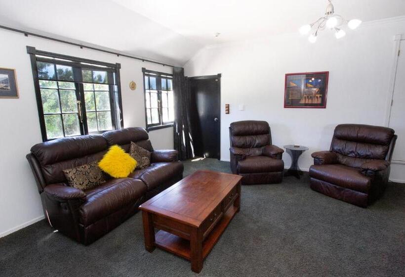 مُتل Cork And Keg