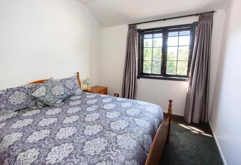 مُتل Cork And Keg