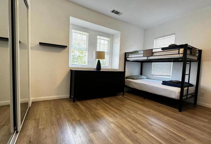 هاستل Green House