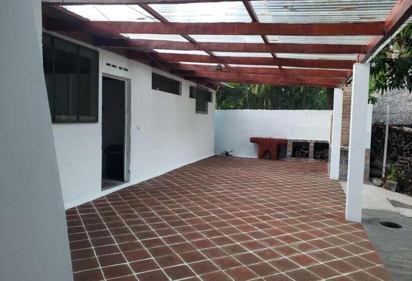 فندق صغير Hostal Tia Reyna