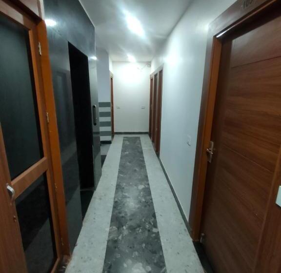 Отель O Bonjour .inn Near Crown Plaza