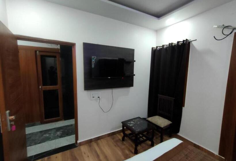 Отель O Bonjour .inn Near Crown Plaza