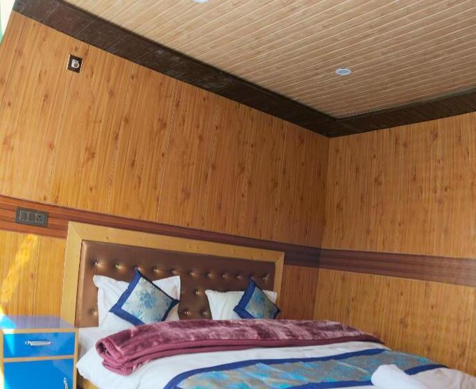 فندق Snow Land Wooden Cottage