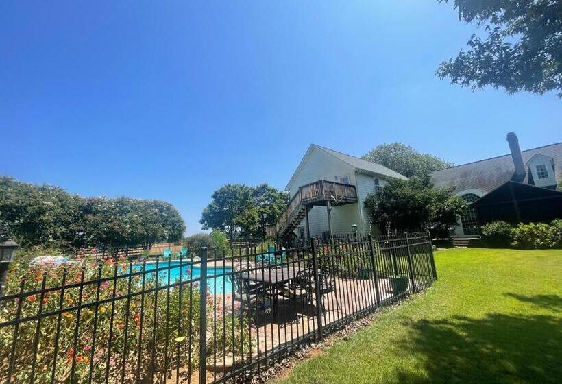 بنسيون Countryside Carriage House With Pool