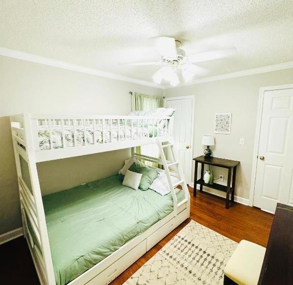 بنسيون Countryside Carriage House With Pool