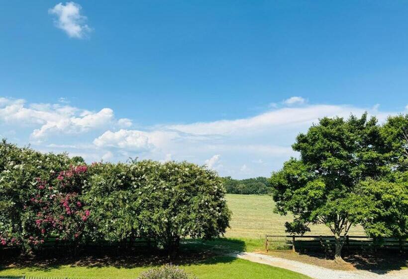بنسيون Countryside Carriage House With Pool