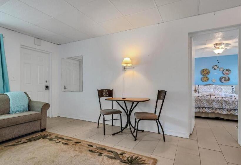 Tropic Terrace #19   Beachfront Resort Suite