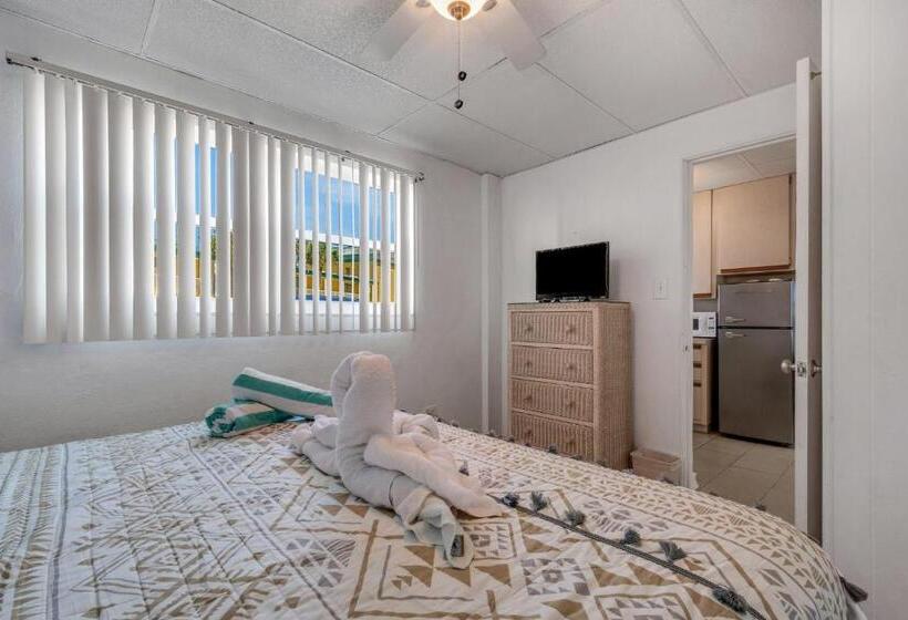 Tropic Terrace #19   Beachfront Resort Suite