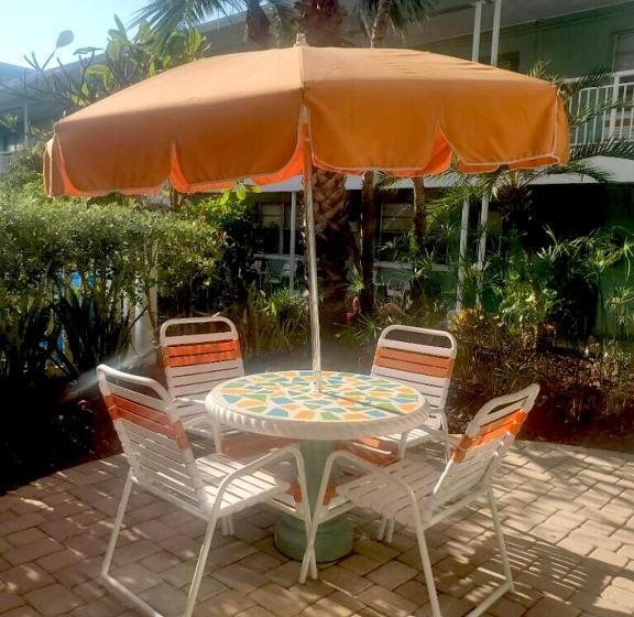 Tropic Terrace Suite #11   Beachfront Resort