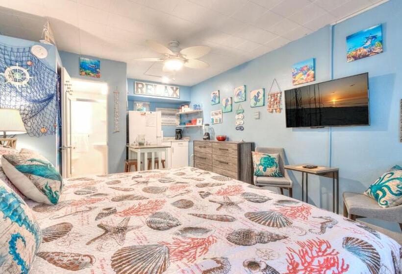 Tropic Terrace Suite #11   Beachfront Resort