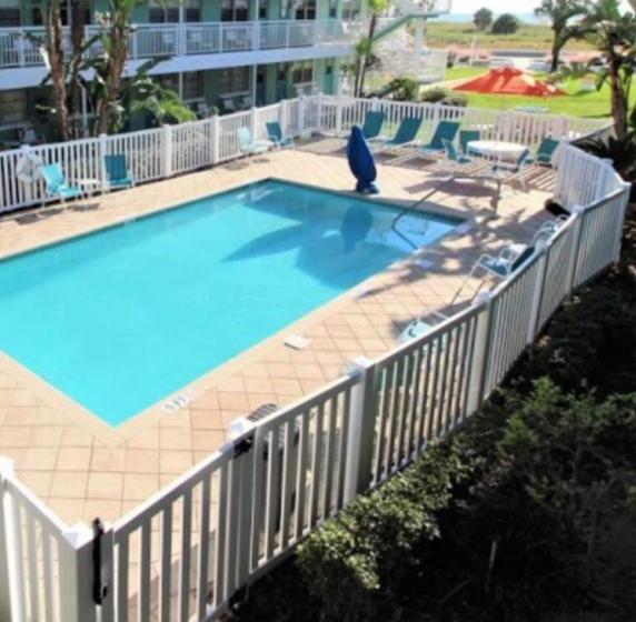 Tropic Terrace Suite #11   Beachfront Resort