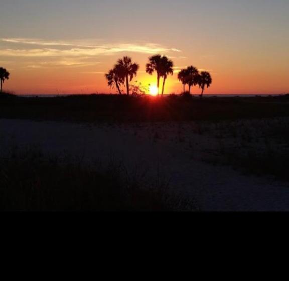 Tropic Terrace Suite #11   Beachfront Resort