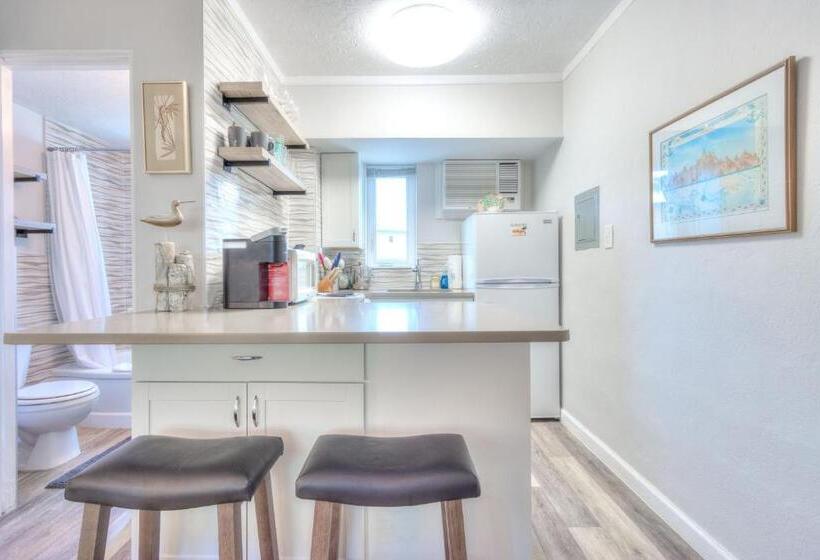 Tropic Terrace Suite #15   Beachfront Resort