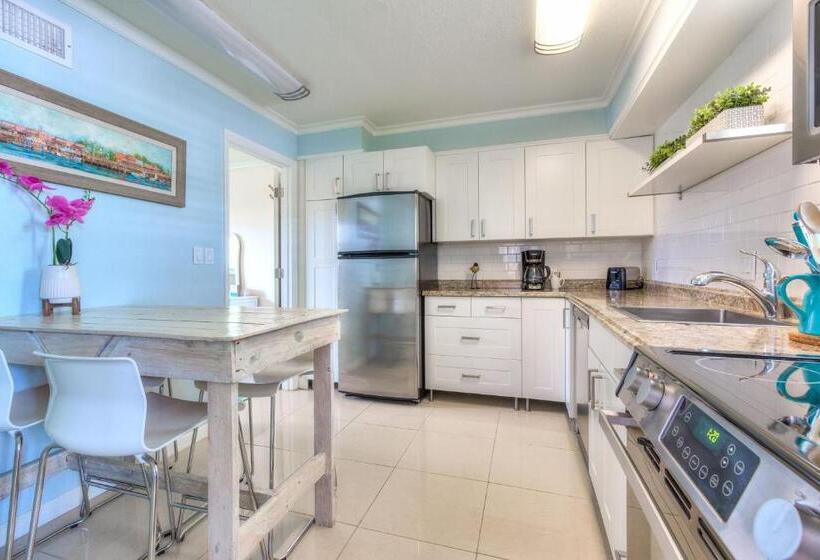 Tropic Terrace Suite #40   Beachfront Resort