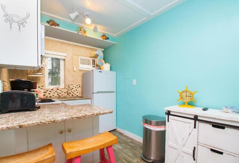 Tropic Terrace Suite #9   Beachfront Resort