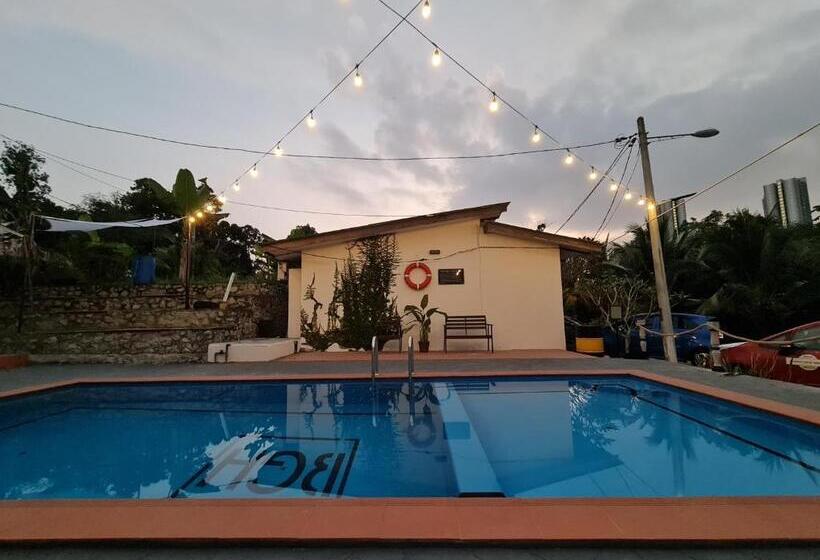 Общежитие Triple Room With Pool In Bangi