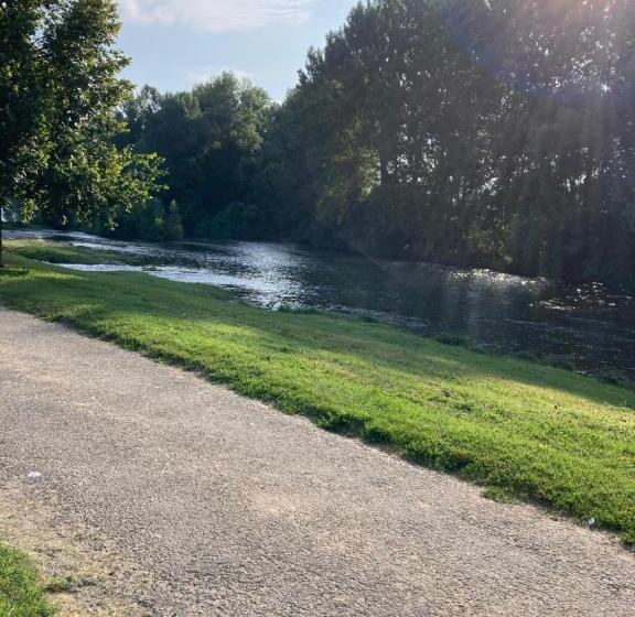 住宿加早餐  Quiet Double Ensuite Room, Own Entrance