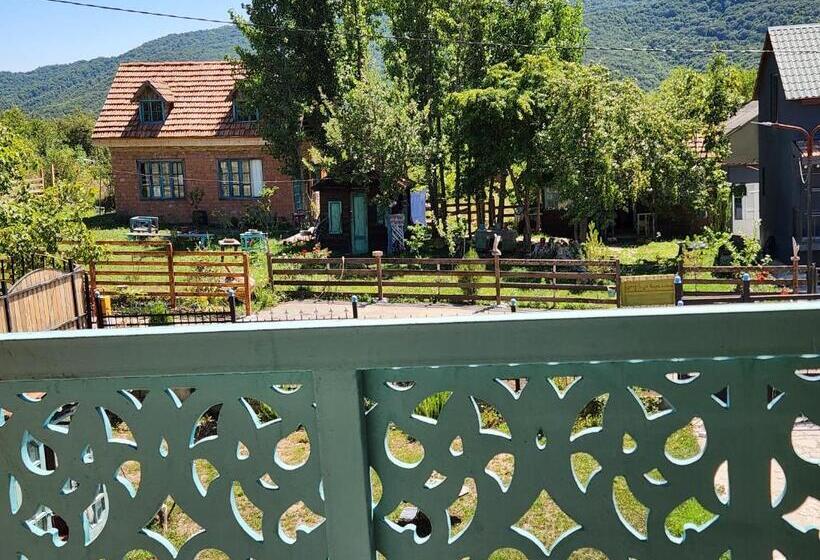 تختخواب و صبحانه თორო Thoreau