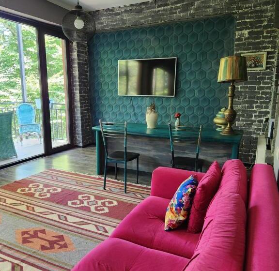 تختخواب و صبحانه თორო Thoreau