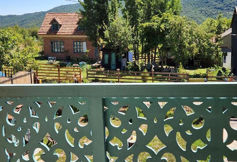 تختخواب و صبحانه თორო Thoreau