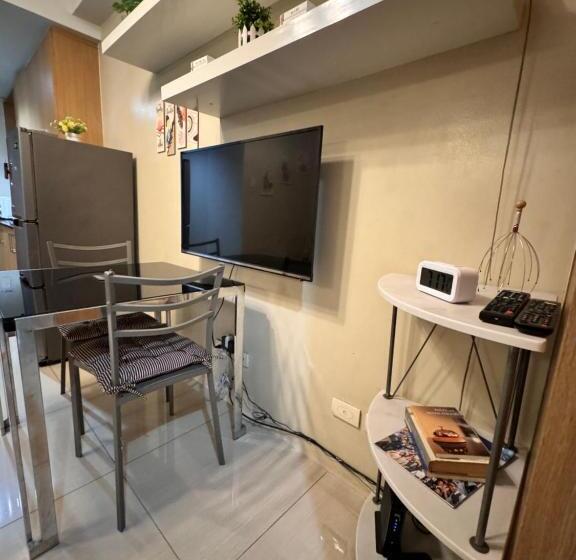 هتل Estaycation Condo Suites