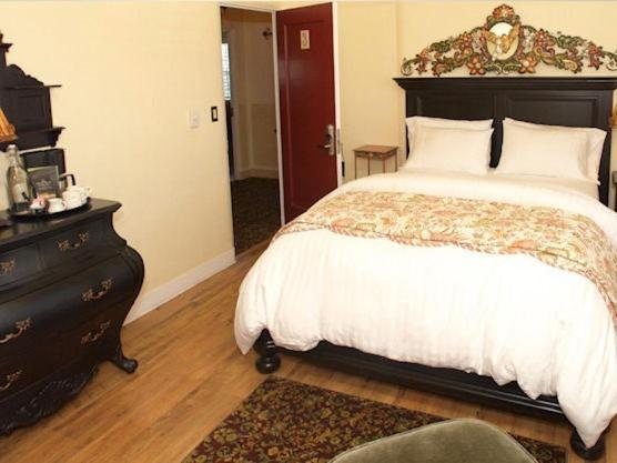 בית מלון כפרי Half Moon Bay Inn   Main Street Downtown