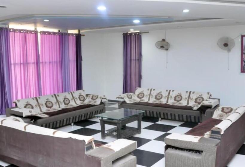 호텔 Radhe Palace Morbi