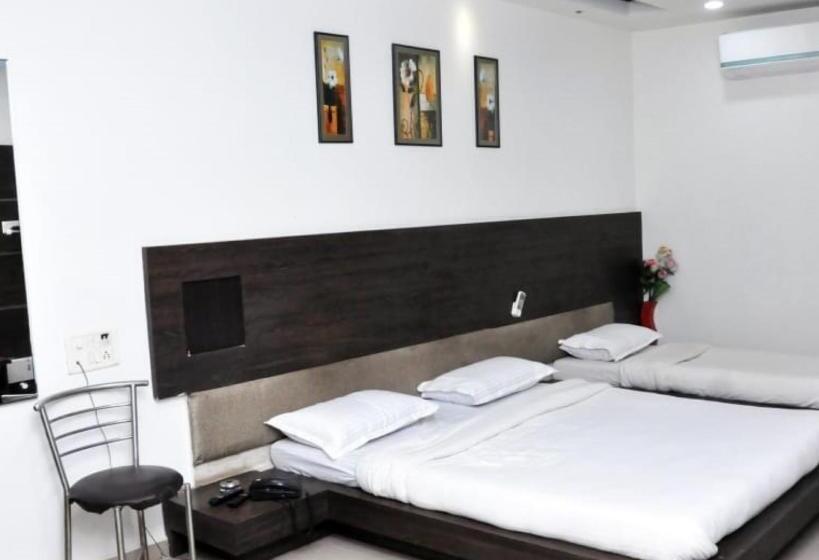 בית מלון כפרי Radhe Palace Morbi