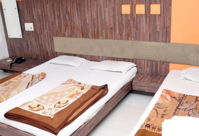 בית מלון כפרי Radhe Palace Morbi