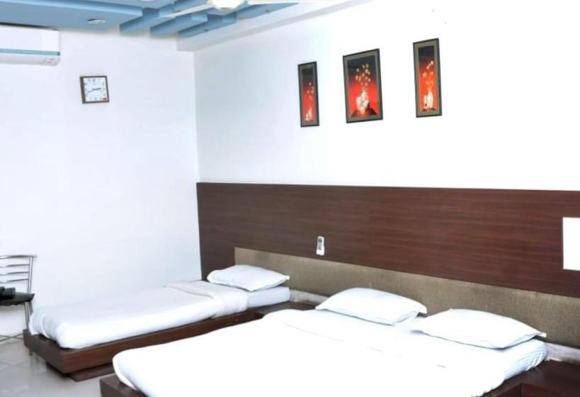 בית מלון כפרי Radhe Palace Morbi