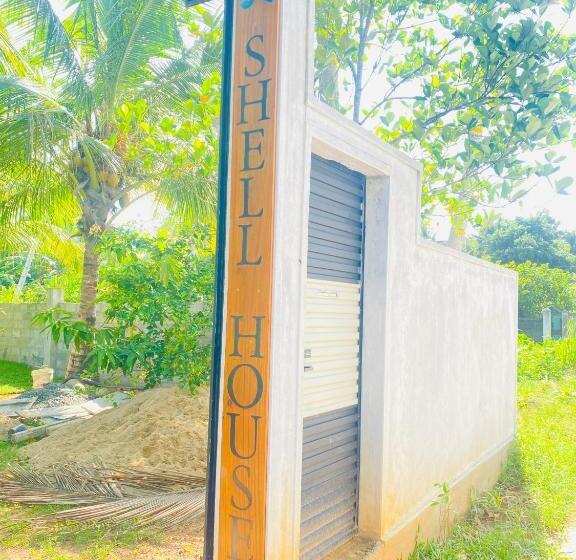 Отель Shell House