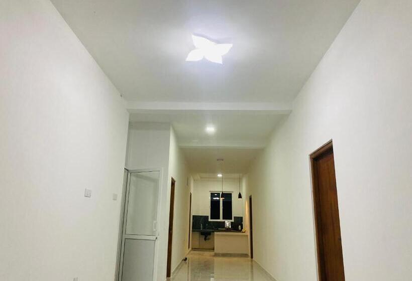 Отель Shell House