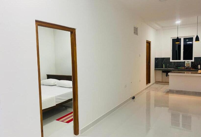 Отель Shell House