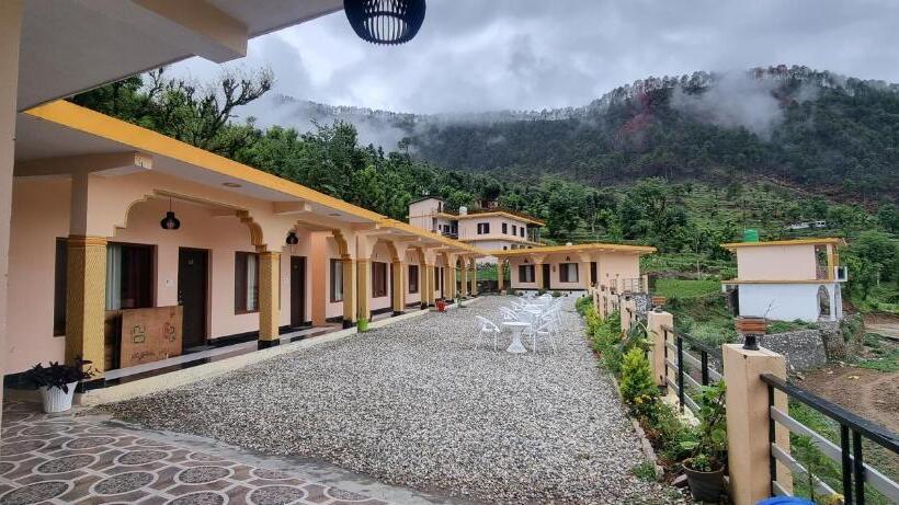 בית מלון כפרי Shri Krishna Farms& Resorts