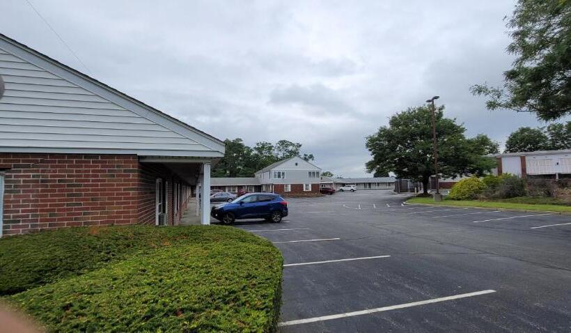 Мотель Town & Country Inn