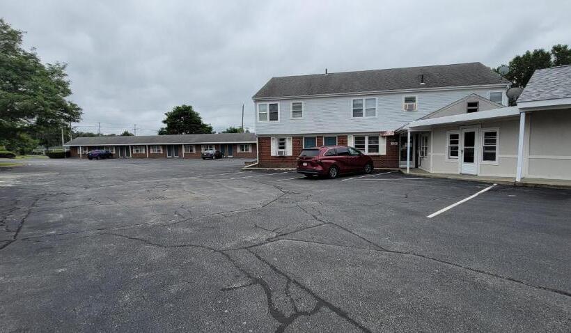 Мотель Town & Country Inn