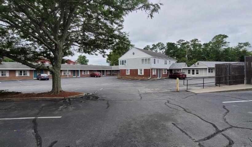 Мотель Town & Country Inn