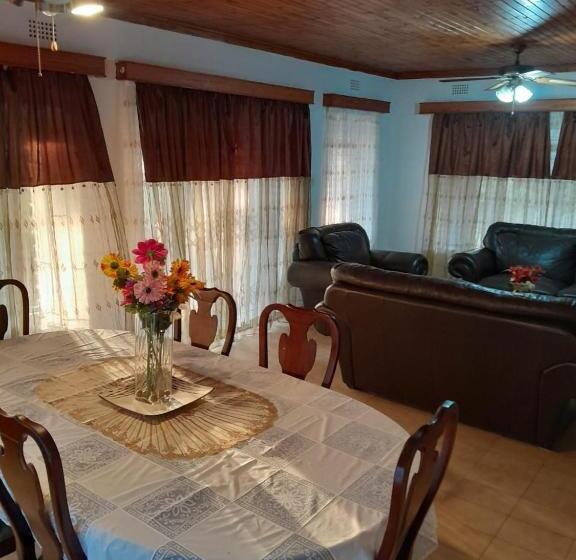 פנסיון Mantombi S Guest House