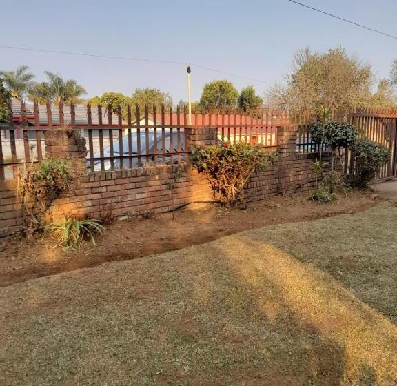 פנסיון Mantombi S Guest House