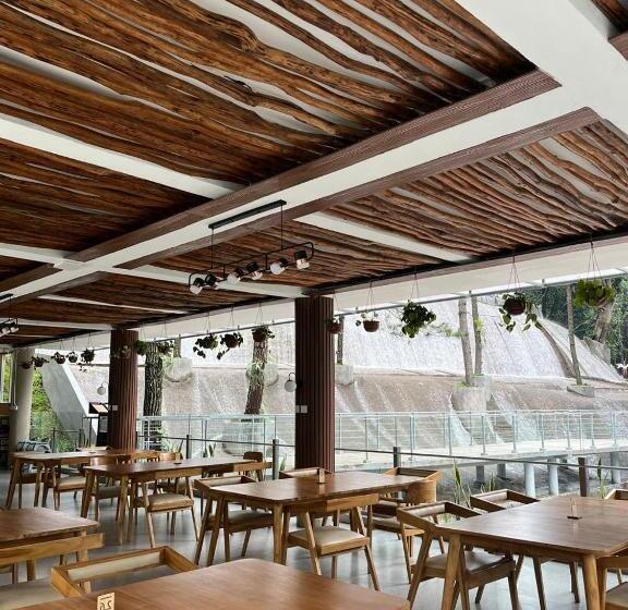 リゾートホテル Heha Waterfall Suites & Camping Ground