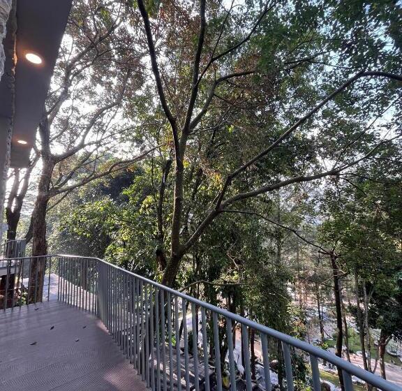 リゾートホテル Heha Waterfall Suites & Camping Ground