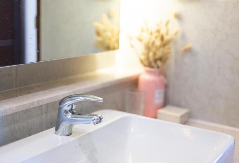 Cozy Room Near Night Bazaar