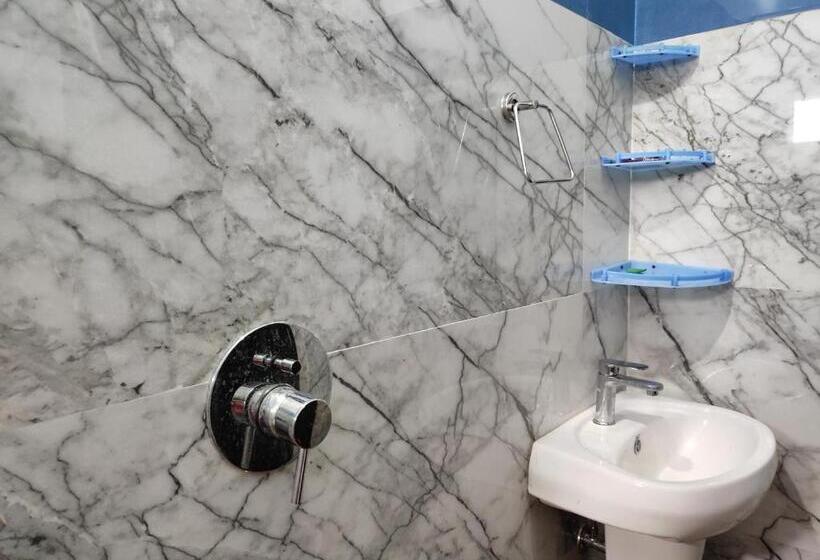 ホテル P T Residency