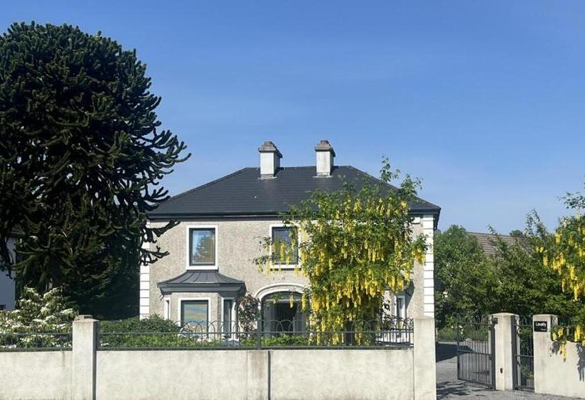 ペンション Lavally House