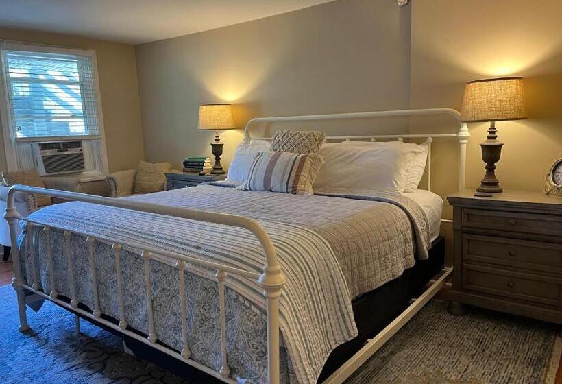 Общежитие Inn On Shore Road