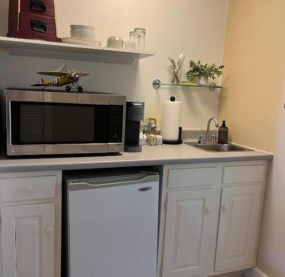 Общежитие Inn On Shore Road