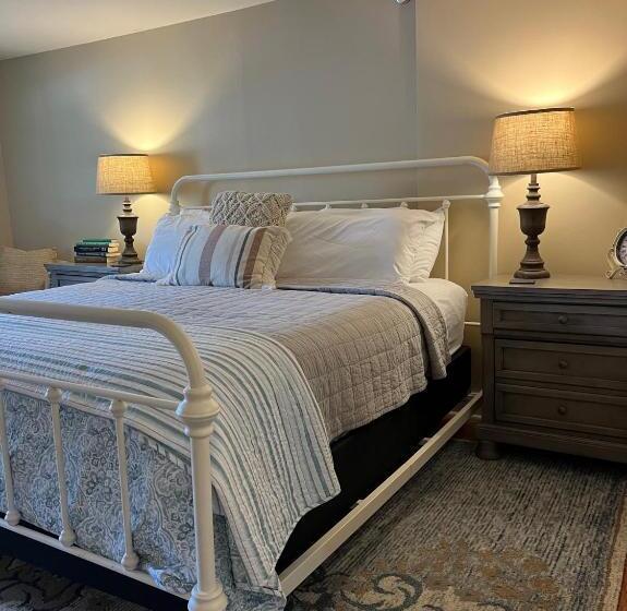 Общежитие Inn On Shore Road