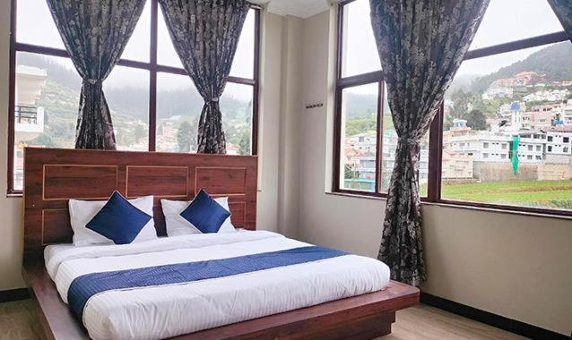 Отель Fabexpress A2p Palace Nr Botanical Garden