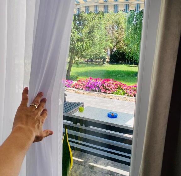 پانسیون Garden House