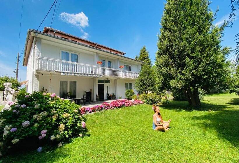 پانسیون Garden House